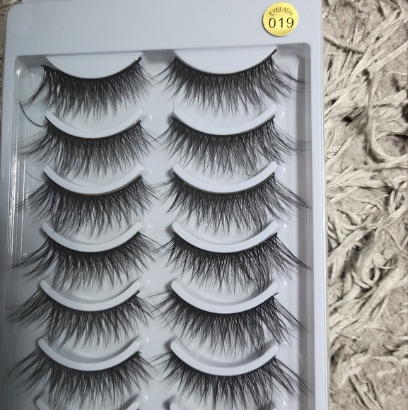 False eyelashes - Picture 3 of 3